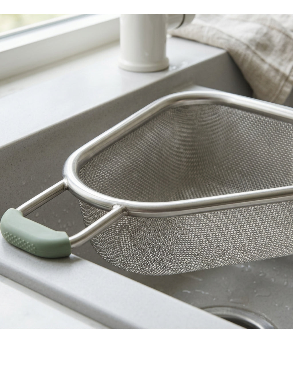 Bestd Triangular Sink-Corner Mesh Draining Basket 32 cm Stainless Steel Sage - Detail view