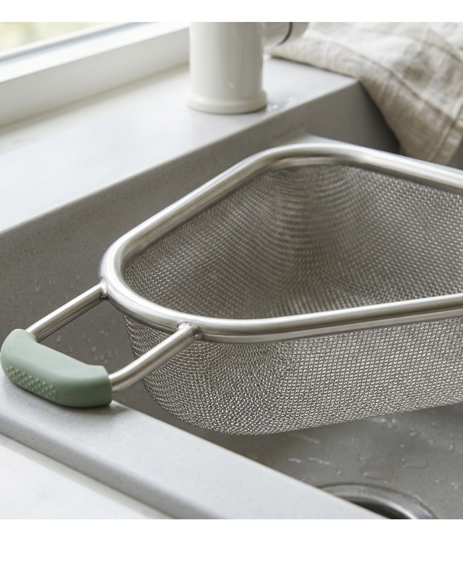 Bestd Triangular Sink-Corner Mesh Draining Basket 32 cm Stainless Steel Sage - Detail view
